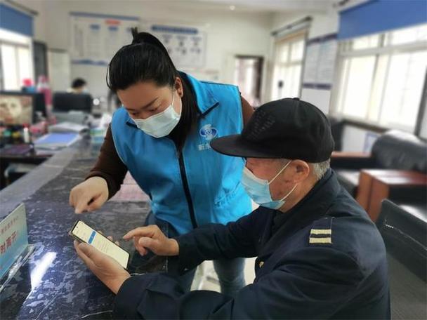 中国江苏网5月13日连云港讯 不会解锁智能快递箱,站